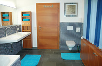 Moderne und helle Badezimmer